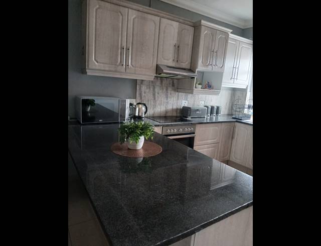 2 BEDROOM SIMPLEX FOR SALE IN LINCOLN MEADE